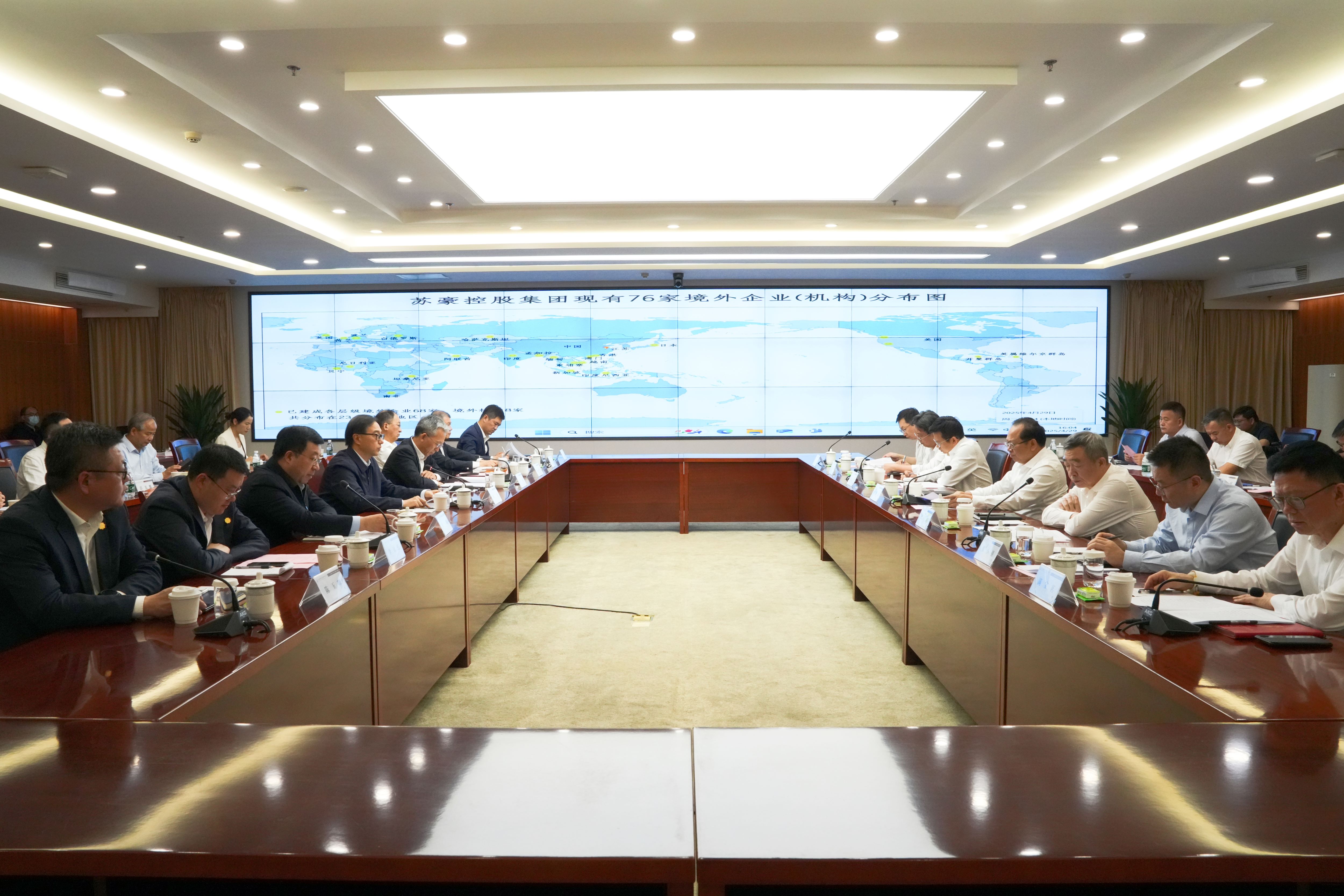 广西自治区党委常委、南宁市委书记农生文，南宁市委副书记、市长侯刚一行调研乐博体育控股集团